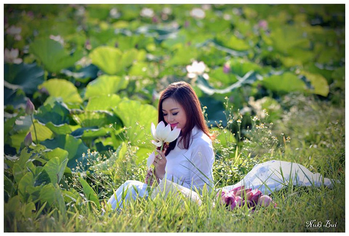 A khoi DH Noi vu rang ngoi giua canh dong hoa sen